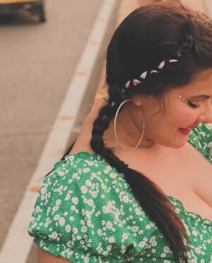 Mithila Purohit Instagram - Rate my hair experiments…🫶🏻🦋🧿
.
#CurlsForDays #SleekAndShiny #MessyBun #BraidedBeauty #WavyHair #StraightHair #thebandragirl