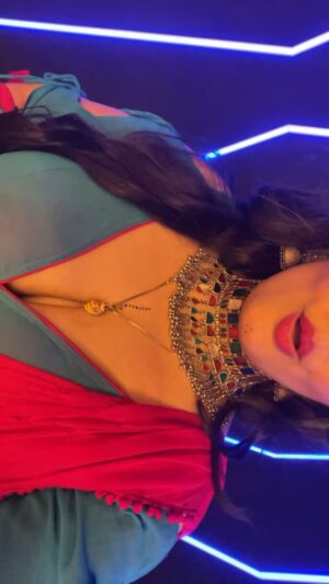 Mithila Purohit Instagram - Festive glow desi flow 🪔💃
.
#garba2025 #navratrivibes #thebandragirl #mithilapurohit