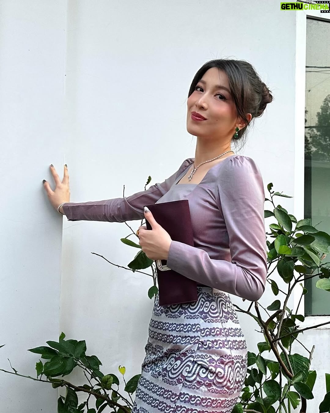 Moe Set Wine - 3.2K Likes - မဝတ်တာကြာပြီ ဖြစ်သော မြန်မာဝတ်စုံ နှငိ့ မထုံးတတ်ထုံးတတ် ထုံးထားသော ဆံထုံး . မိတ်ကပ်ကတော့ ကိုယ့် ဖာကိုယ်ပြင်ပြီး ကျေနပ်ပါတယ် . မြန်မာမလေးပါရှင်ပေါ့လေ 🥰❤️