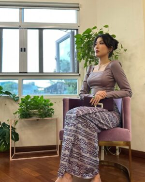 Moe Set Wine Instagram - မဝတ်တာကြာပြီ ဖြစ်သော မြန်မာဝတ်စုံ နှငိ့ မထုံးတတ်ထုံးတတ် ထုံးထားသော ဆံထုံး . မိတ်ကပ်ကတော့ ကိုယ့် ဖာကိုယ်ပြင်ပြီး ကျေနပ်ပါတယ် . မြန်မာမလေးပါရှင်ပေါ့လေ 🥰❤️