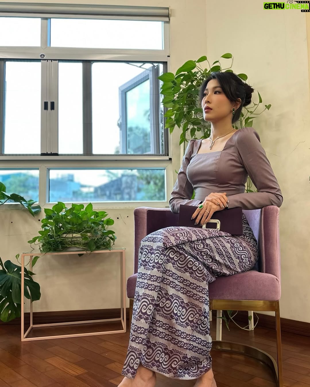 Moe Set Wine - 3.2K Likes - မဝတ်တာကြာပြီ ဖြစ်သော မြန်မာဝတ်စုံ နှငိ့ မထုံးတတ်ထုံးတတ် ထုံးထားသော ဆံထုံး . မိတ်ကပ်ကတော့ ကိုယ့် ဖာကိုယ်ပြင်ပြီး ကျေနပ်ပါတယ် . မြန်မာမလေးပါရှင်ပေါ့လေ 🥰❤️