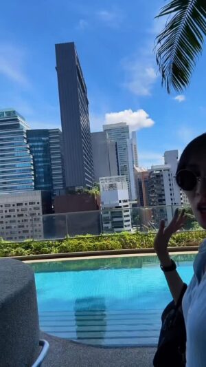 Moe Set Wine Instagram - Jet lag who? Living my best life across the Pacific Ocean and @panpacificorchard #pacificocean #travel #singapore🇸🇬