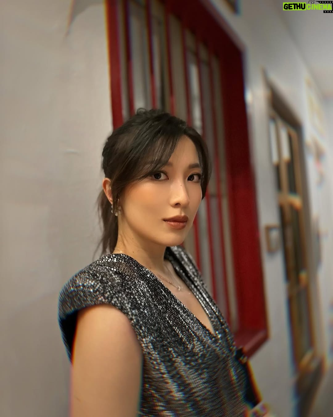 Moe Set Wine - 2.7K Likes - Walking in to 2025 with a positive mindset. Believing in miracles and having a little more understanding, acceptance and hopefully wisdoms too . Wishing you a bright and prosperous New Year! May 2025 bring you success, happiness, and endless opportunities in all that you do. Here’s to making it your best year yet! #newyearwish #happy2025