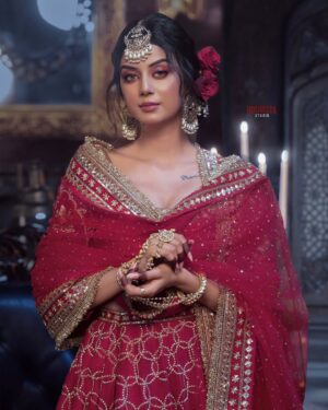 Molina Sodhi Instagram - Ishq🌹
Wearing: @kulwinder_nagra
Mua: @harryrajputmakeup