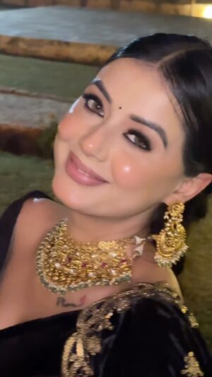 Molina Sodhi Instagram - Tu ijazzat de agar 🌹
Jewellery: @trazaajewels
Mua: @mandymakeovers