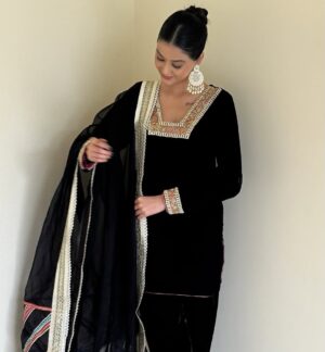 Molina Sodhi Instagram - Heer 🖤
Outfit: @amanwalia_official
Mua: @mandymakeovers