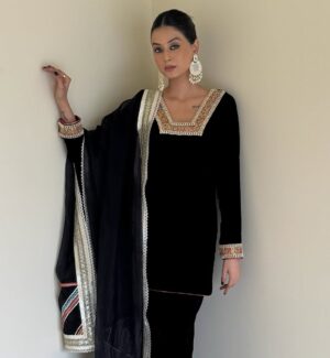 Molina Sodhi Instagram - Heer 🖤
Outfit: @amanwalia_official
Mua: @mandymakeovers