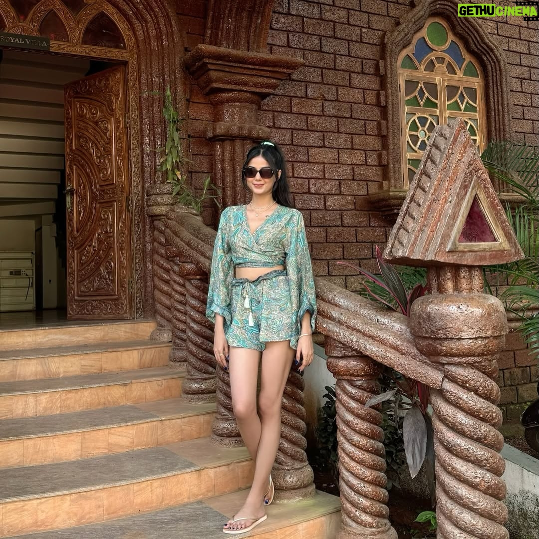 Molina Sodhi - 611 Likes - Hey siri, play zara zara ~