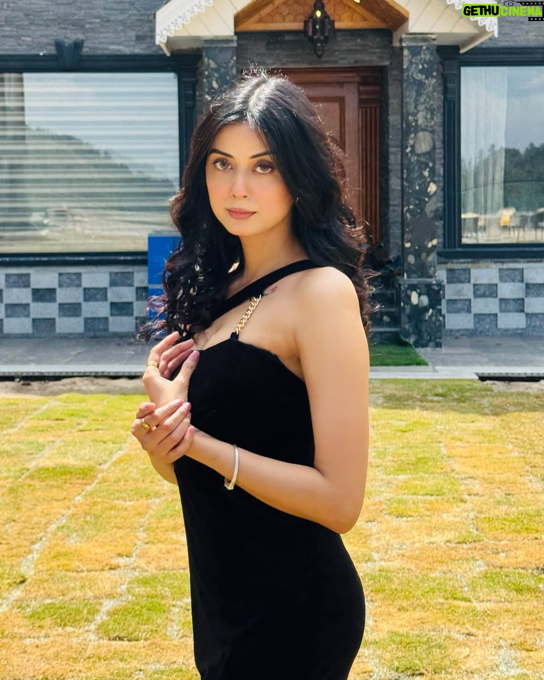 Molina Sodhi - 766 Likes - Waking Up To Paradise @frozenfallbypalwasha ✨