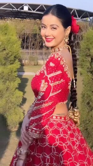 Molina Sodhi Instagram - मत पूछ के क्या हाल है मेरा तेरे पीछे
तू देख के क्या रन्ग है तेरा मेरे आगे
Outfit: @kulwinder_nagra
Mua & Hair: @mandymakeovers
Photography: @guri_kooner_clicks