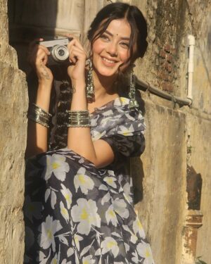 Molina Sodhi Instagram - वो हैं ज़रा खफा ख़फा 🌻 
.
.
.
Mua & Hair: @mandymakeovers