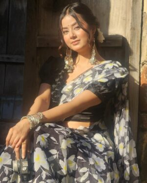 Molina Sodhi Instagram - वो हैं ज़रा खफा ख़फा 🌻 
.
.
.
Mua & Hair: @mandymakeovers