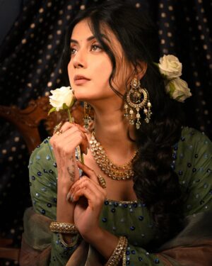 Molina Sodhi Instagram - Wearing: @kulwinder_nagra
Jewellery: @trazaajewels
Mua: @mandymakeovers
