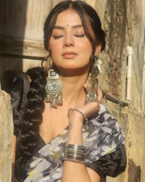 Molina Sodhi Instagram - वो हैं ज़रा खफा ख़फा 🌻 
.
.
.
Mua & Hair: @mandymakeovers