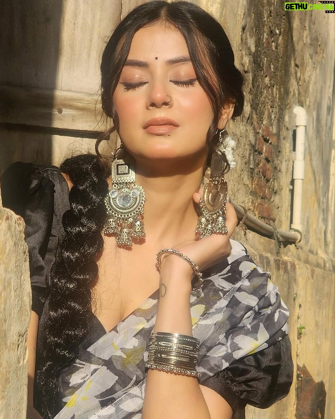 Molina Sodhi - 718 Likes - वो हैं ज़रा खफा ख़फा 🌻 
.
.
.
Mua & Hair: @mandymakeovers