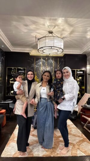 Mona Allen Instagram - A splendid evening with @krisdayantilemos !!
Thank you my forever darling @reenazach for hosting!!
🌹🌹🌹🌹🌹