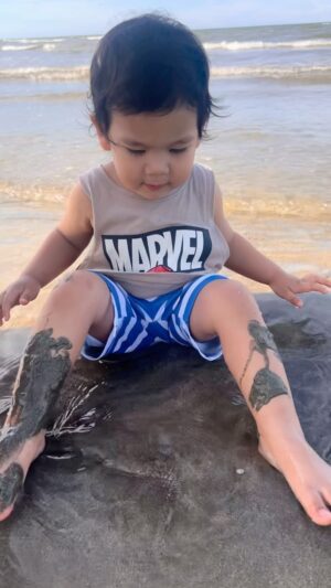 Mona Allen Instagram - Almost 2!! Dont grow up too fast please😿🤒🥲
Love u Abang Petra🥰🥰