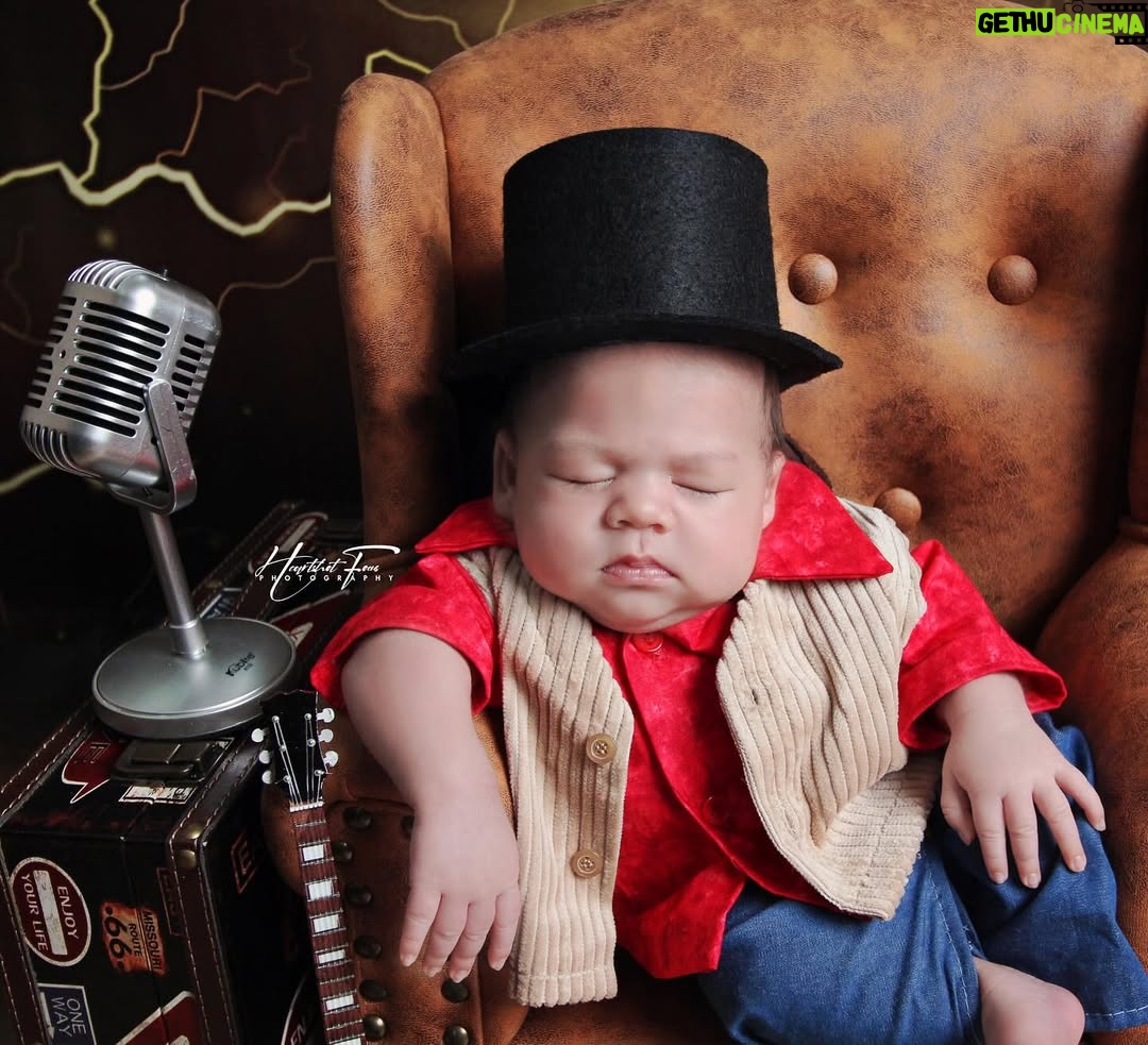 Mona Allen - 227 Likes - Rock Oo 🤘🏻

Photoshoot Newborn Persia Pekin baby of @mona.allen & @pekin7words 
.
Tema : Slash (Rock Oo)
.
#heartshotfocus #heartshotstudio #newbornphotography #gambarbaby #babyboy #babygirl #newbornphotographer #newbornbaby #newbornprops #cutebaby #newbornasia #newbornkualalumpur #newbornselangor #newbornshahalam #newbornbangi #newborndamansara #newbornklang #newborncheras