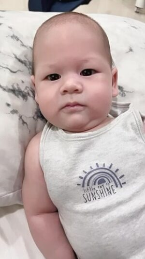 Mona Allen Instagram - Dia bukan ayah kepada Persia 😂😂
Ramai kata muka depa sama.. 
Siapa  lelaki dlm gmbr ni? 🥶🥶 
Ayah adik adalah slash hj tapah !!! 
Bukan si Cena ni. K! 
Done buat press conprenceeeee ahhhh ok bai😝😝
