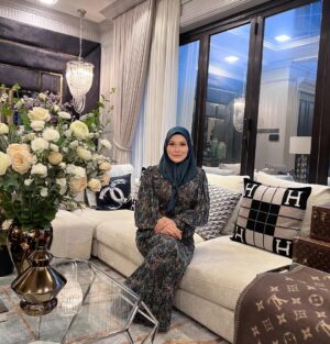 Mona Allen Instagram - Puasa turun 5kg,
Raya naik 10kg!
Acane???