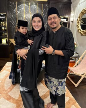 Mona Allen Instagram - KB➡️ Open house datin @reenazach shayang!!!
Takkan lahh Kiah takde ekk🩷 #day5Raya