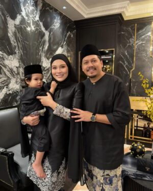 Mona Allen Instagram - KB➡️ Open house datin @reenazach shayang!!!
Takkan lahh Kiah takde ekk🩷 #day5Raya