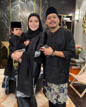 Mona Allen Instagram - KB➡️ Open house datin @reenazach shayang!!!
Takkan lahh Kiah takde ekk🩷 #day5Raya