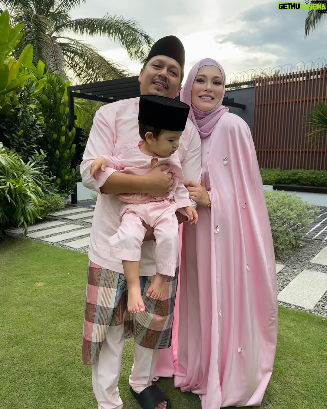 Mona Allen - 35.3K Likes - Ada budak jealous 
mommy and daddy manjah2😝
#teampink
#rayaKL