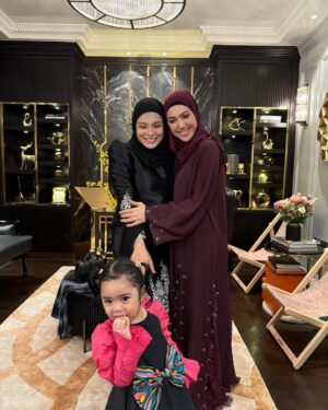 Mona Allen Instagram - KB➡️ Open house datin @reenazach shayang!!!
Takkan lahh Kiah takde ekk🩷 #day5Raya