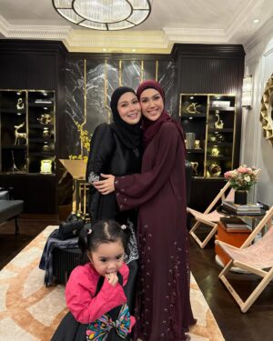 Mona Allen Instagram - KB➡️ Open house datin @reenazach shayang!!!
Takkan lahh Kiah takde ekk🩷 #day5Raya
