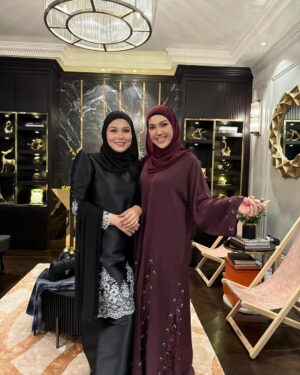 Mona Allen Instagram - KB➡️ Open house datin @reenazach shayang!!!
Takkan lahh Kiah takde ekk🩷 #day5Raya