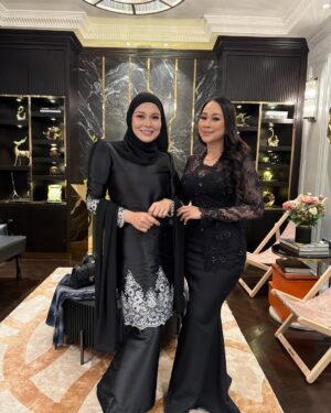 Mona Allen Instagram - KB➡️ Open house datin @reenazach shayang!!!
Takkan lahh Kiah takde ekk🩷 #day5Raya