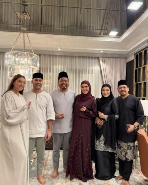 Mona Allen Instagram - KB➡️ Open house datin @reenazach shayang!!!
Takkan lahh Kiah takde ekk🩷 #day5Raya