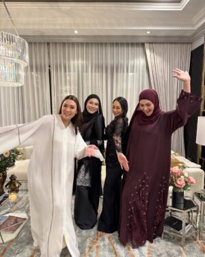 Mona Allen Instagram - KB➡️ Open house datin @reenazach shayang!!!
Takkan lahh Kiah takde ekk🩷 #day5Raya