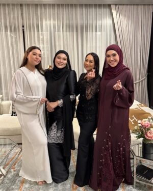 Mona Allen Instagram - KB➡️ Open house datin @reenazach shayang!!!
Takkan lahh Kiah takde ekk🩷 #day5Raya