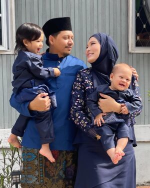 Mona Allen Instagram - Selamat Hari Raya !
Maaf Zahir dan Batin 🩷
#teamrayakelate!