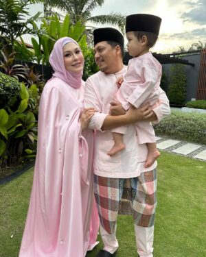 Mona Allen Instagram - Ada budak jealous
mommy and daddy manjah2😝
#teampink
#rayaKL