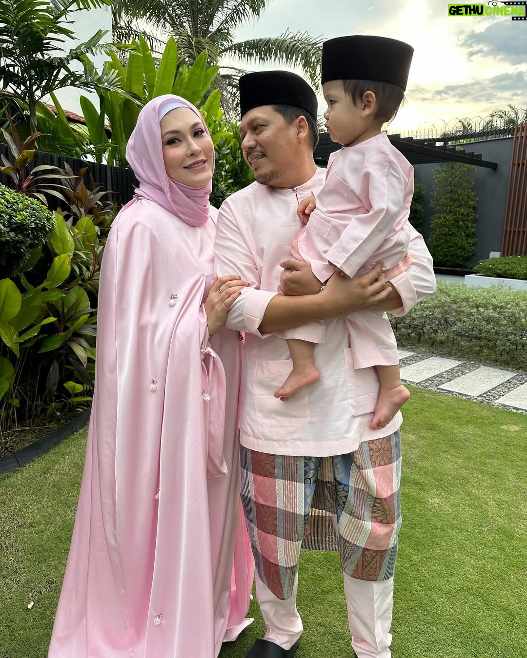 Mona Allen - 35.3K Likes - Ada budak jealous 
mommy and daddy manjah2😝
#teampink
#rayaKL