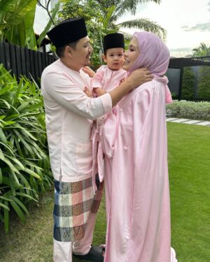 Mona Allen Instagram - Ada budak jealous
mommy and daddy manjah2😝
#teampink
#rayaKL