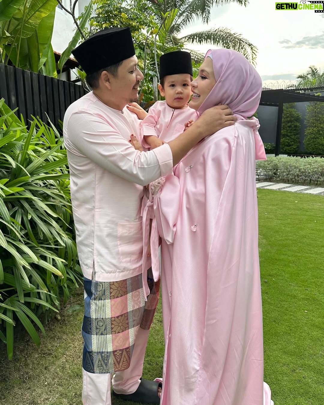 Mona Allen - 35.3K Likes - Ada budak jealous 
mommy and daddy manjah2😝
#teampink
#rayaKL
