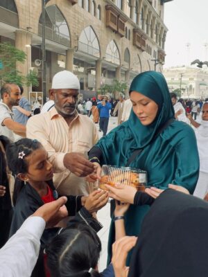 Mona Allen Instagram - Its not how much we give,
But how much love we put into giving.
#sabil #mekkah #giving #hope