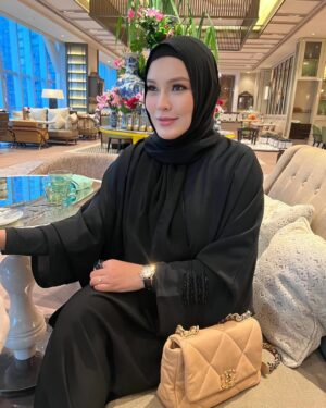 Mona Allen Instagram - Nothing you wear is more important than your smile🥰