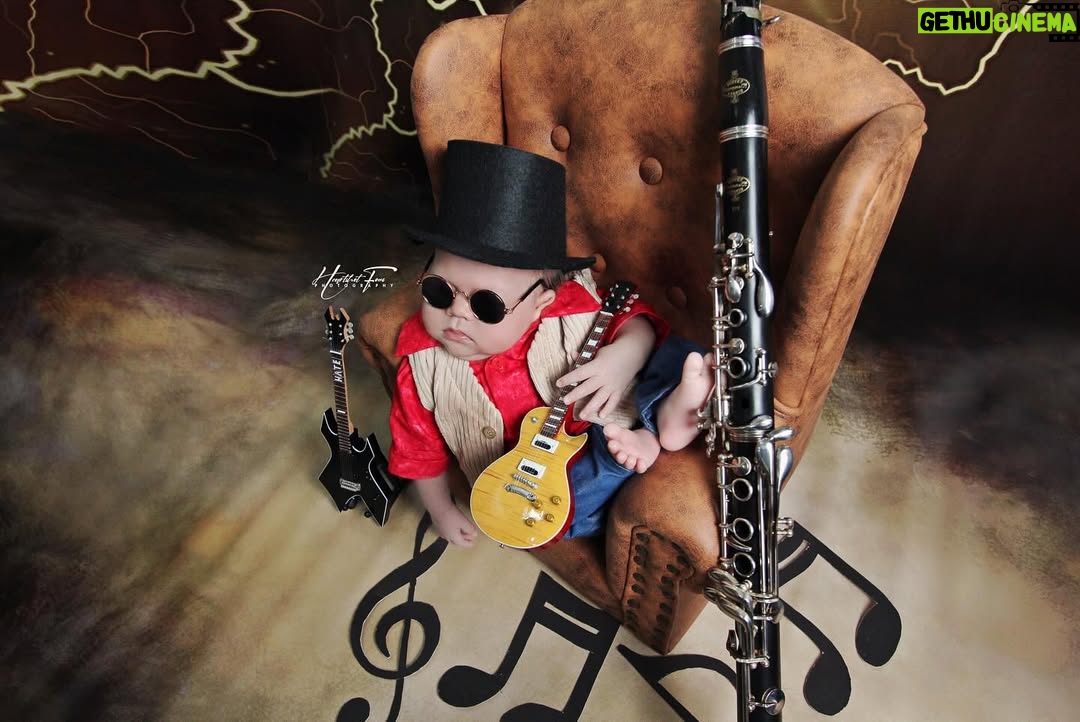 Mona Allen - 242 Likes - Slash junior, Rock Oo 🤘🏻

Photoshoot Newborn Persia Pekin baby of @mona.allen & @pekin7words 
.
Tema : Slash (Rock Oo)
.
#heartshotfocus #heartshotstudio #newbornphotography #gambarbaby #babyboy #babygirl #newbornphotographer #newbornbaby #newbornprops #cutebaby #newbornasia #newbornkualalumpur #newbornselangor #newbornshahalam #newbornbangi #newborndamansara #newbornklang #newborncheras