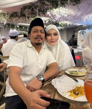 Mona Allen Instagram - Dulu dating kat movie !!
Skrg dating kat majlis agama🥰
#alhamdulillah