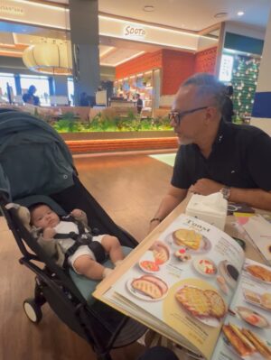 Mona Ratuliu Instagram - Jagain danish sambil jalan2 keliling mall sementara kakak2nya main. Ini latihan nanti kalau jalan2 keluar negri kira2 gini formasinya ya kak @kesharatuliu05 @adhipermana_ 🤗