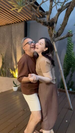 Mona Ratuliu Instagram - Mumpung baru 23 tahun, pas lagi gemes2nya niih…😍❤️
Btw apa yang terjadi sama bunda diakhir video ya gaess?? 🫣

#yandabunda #brascosfamily