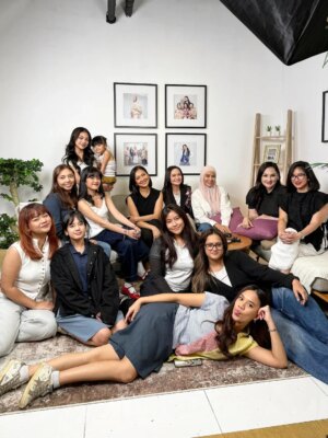 Mona Ratuliu Instagram - MomSweetMoms and The Girls 🩷

Sebenernya kurang dua, coba ayo siapa yang gak ada di foto ini?