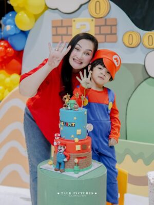 Mona Ratuliu Instagram - BALINT 4 TAHUUUUN! 🥳🥳🥳

Ga nyangka anak yg dulu aku jemput di rs covid itu skrg udah gede, lucu dan sehat. Alhamdulillah kesayangan bunda udah 4 tahun. 🩷

Kemarin ngerayain 4 tahun balint (akhirnya) dirumah. Niatnya di sekolah tapi lupa kalau ternyata sekolah masih libur hahaha. Nasib deh balint kyknya susah nih ultah di sekolah kalau ulang taunnya awal juli. 😅😅😅

Yang mau ikut doain balint, waktu dan tempat dipersilahkan 🤗🤗🤗.

Dekorasi by @skylarparty
Birthday cake & mini cake by @tazkiacakes_cookies
Doorprise mainan by @pmbtoysofficial
Doorprise sepeda by @bikenbikeofficial
Playground by @emily_toysrental
Photo & videografer by @talk.picture

Skincare anak by @beeme.official
Souvenir by @bebegenic.id
Foldable bag by @karamel_craft

Minuman by @haus.indonesia
Nasi box by @nusaloca
Pisang goreng by @pisangmadupasti
Kebab by @hasanah.kebab

Arranged by @the_glintzenterprise 🤩.