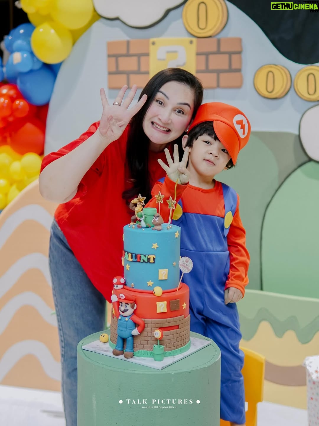 Mona Ratuliu - 12.3K Likes - BALINT 4 TAHUUUUN! 🥳🥳🥳

Ga nyangka anak yg dulu aku jemput di rs covid itu skrg udah gede, lucu dan sehat. Alhamdulillah kesayangan bunda udah 4 tahun. 🩷

Kemarin ngerayain 4 tahun balint (akhirnya) dirumah. Niatnya di sekolah tapi lupa kalau ternyata sekolah masih libur hahaha. Nasib deh balint kyknya susah nih ultah di sekolah kalau ulang taunnya awal juli. 😅😅😅

Yang mau ikut doain balint, waktu dan tempat dipersilahkan 🤗🤗🤗.

Dekorasi by @skylarparty
Birthday cake & mini cake by @tazkiacakes_cookies
Doorprise mainan by @pmbtoysofficial
Doorprise sepeda by @bikenbikeofficial
Playground by @emily_toysrental
Photo & videografer by @talk.picture

Skincare anak by @beeme.official
Souvenir by @bebegenic.id
Foldable bag by @karamel_craft

Minuman by @haus.indonesia
Nasi box by @nusaloca
Pisang goreng by @pisangmadupasti
Kebab by @hasanah.kebab

Arranged by @the_glintzenterprise 🤩.