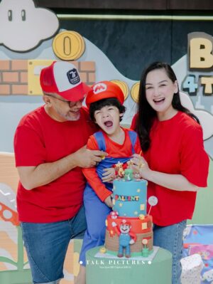 Mona Ratuliu Instagram - BALINT 4 TAHUUUUN! 🥳🥳🥳

Ga nyangka anak yg dulu aku jemput di rs covid itu skrg udah gede, lucu dan sehat. Alhamdulillah kesayangan bunda udah 4 tahun. 🩷

Kemarin ngerayain 4 tahun balint (akhirnya) dirumah. Niatnya di sekolah tapi lupa kalau ternyata sekolah masih libur hahaha. Nasib deh balint kyknya susah nih ultah di sekolah kalau ulang taunnya awal juli. 😅😅😅

Yang mau ikut doain balint, waktu dan tempat dipersilahkan 🤗🤗🤗.

Dekorasi by @skylarparty
Birthday cake & mini cake by @tazkiacakes_cookies
Doorprise mainan by @pmbtoysofficial
Doorprise sepeda by @bikenbikeofficial
Playground by @emily_toysrental
Photo & videografer by @talk.picture

Skincare anak by @beeme.official
Souvenir by @bebegenic.id
Foldable bag by @karamel_craft

Minuman by @haus.indonesia
Nasi box by @nusaloca
Pisang goreng by @pisangmadupasti
Kebab by @hasanah.kebab

Arranged by @the_glintzenterprise 🤩.